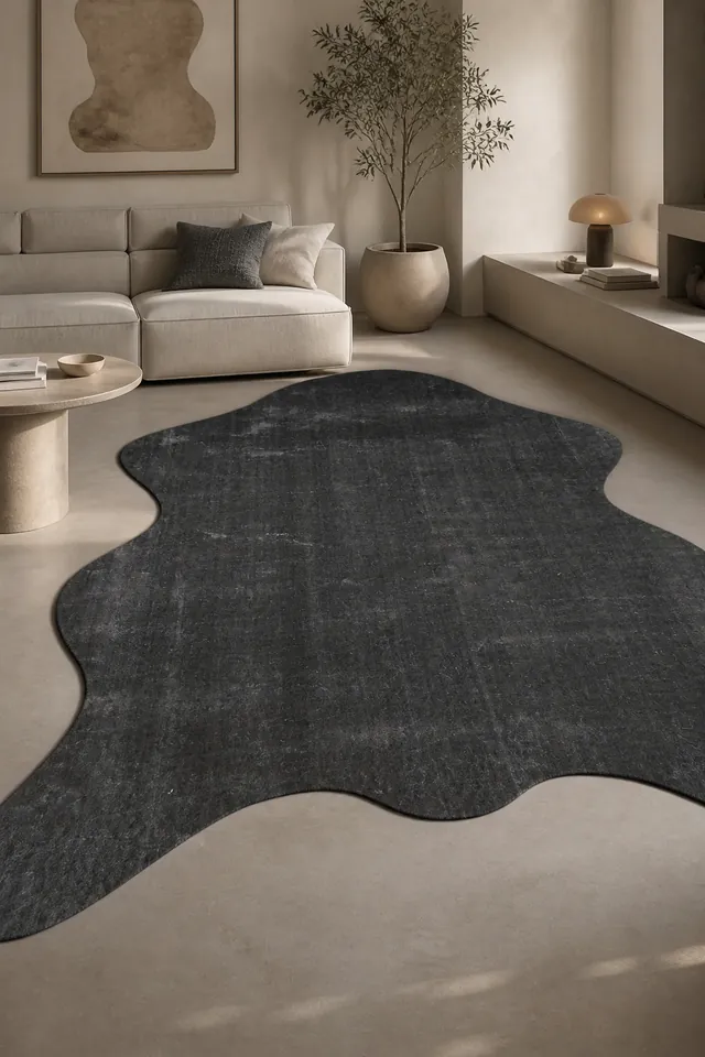 Organik kesimli antrasit halı, minimal salon